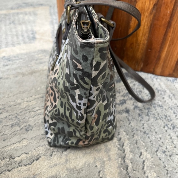 Sakroots Metro Tote Purse Coated Canvas Handbag Giraffe Charm Canvas Blue Desert - Picture 7 of 10